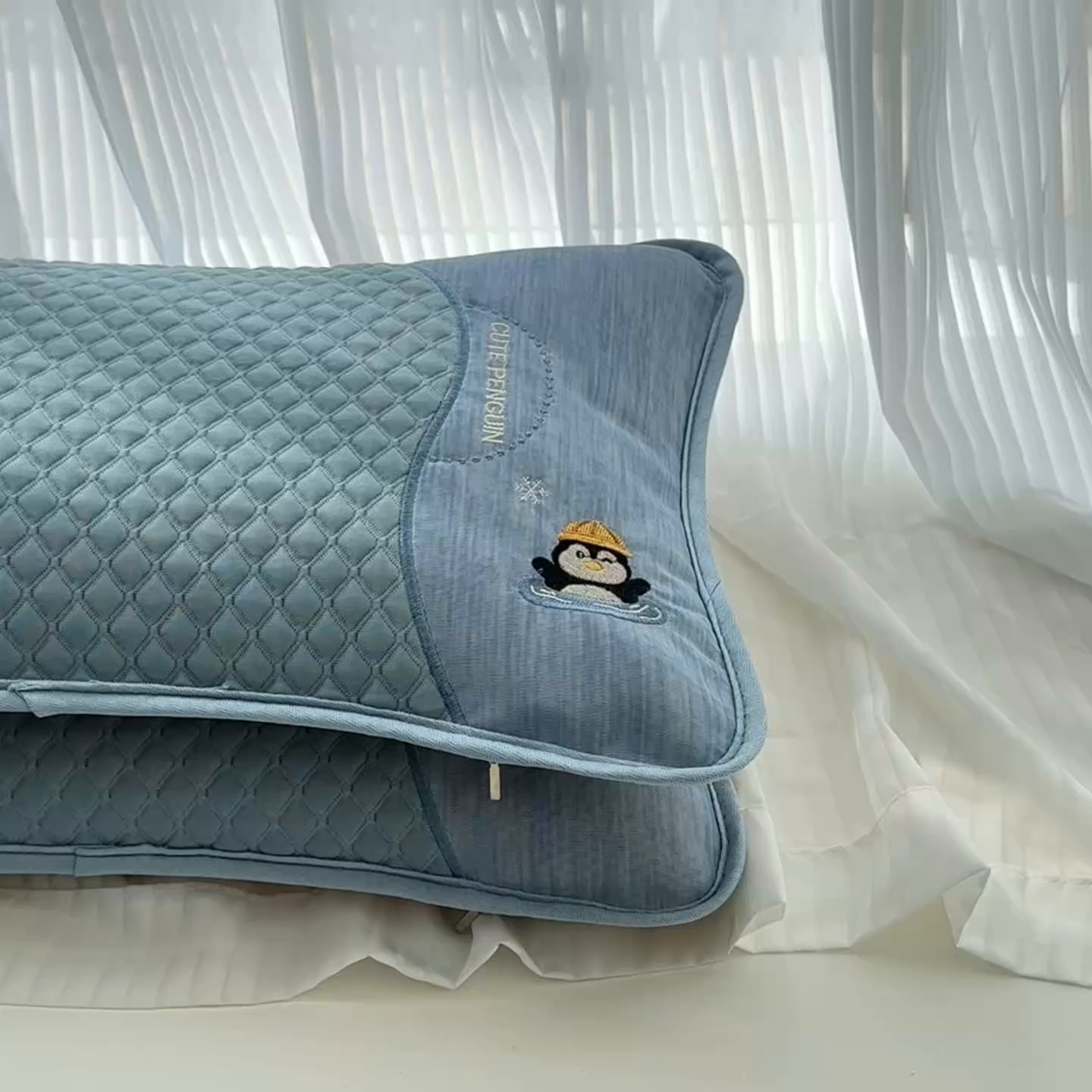 91家纺网 家纺一手货源 找家纺 织布人 2025新款荞麦枕夏凉枕冰豆豆凉感丝枕头茶香枕儿童学生宿舍枕头枕芯 冰豆豆凉感丝-小企鹅茶香枕 33x53cm/只