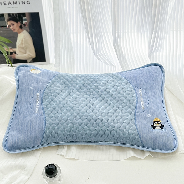 91家纺网 家纺一手货源 找家纺 织布人 2025新款荞麦枕夏凉枕冰豆豆凉感丝枕头茶香枕儿童学生宿舍枕头枕芯 冰豆豆凉感丝-小企鹅荞麦枕 33x53cm/只