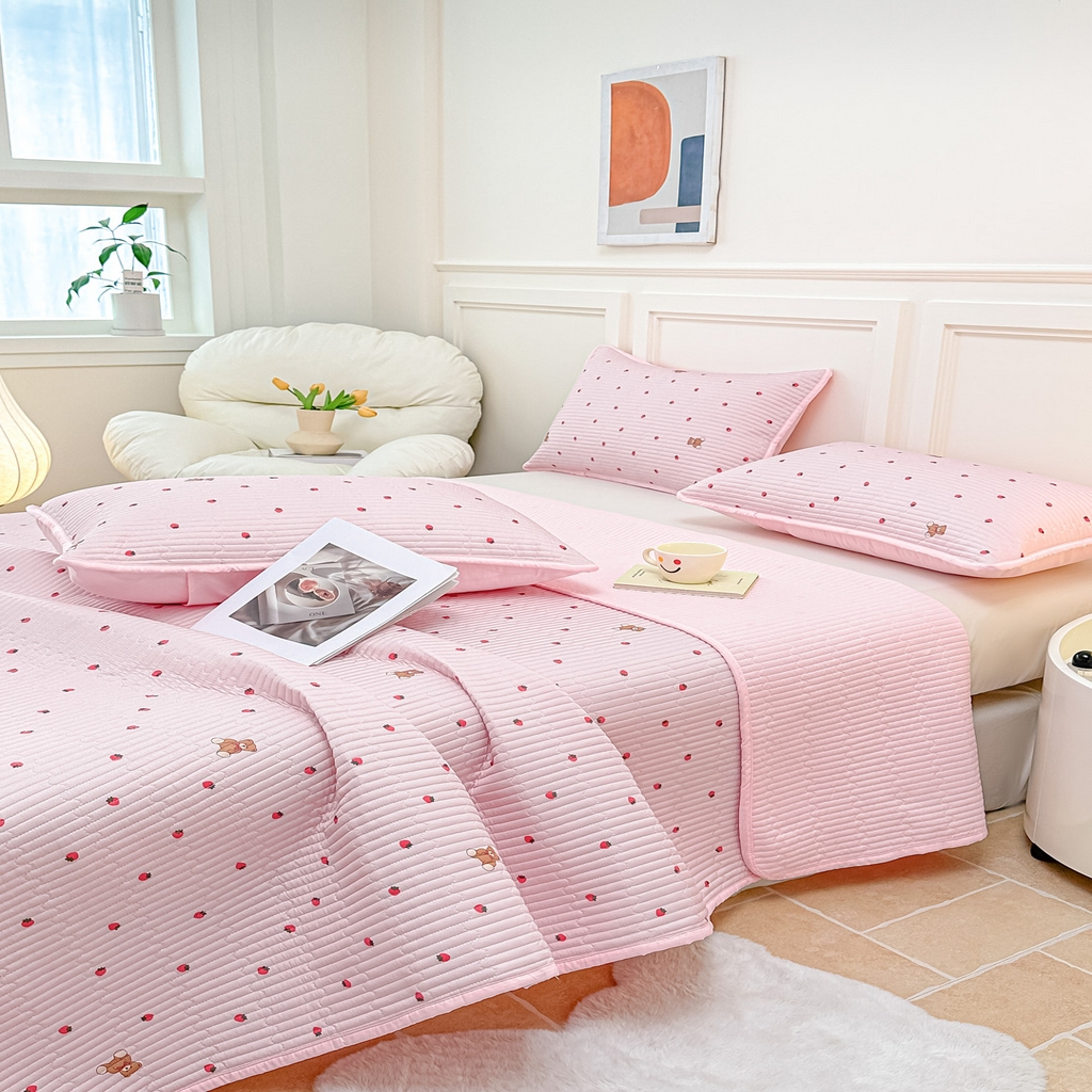 91家纺网 家纺一手货源 找家纺 橘夏家纺 2025新款莱赛尔天丝轻奢风多功能枕套单品枕套枕套单件 草莓小熊-粉