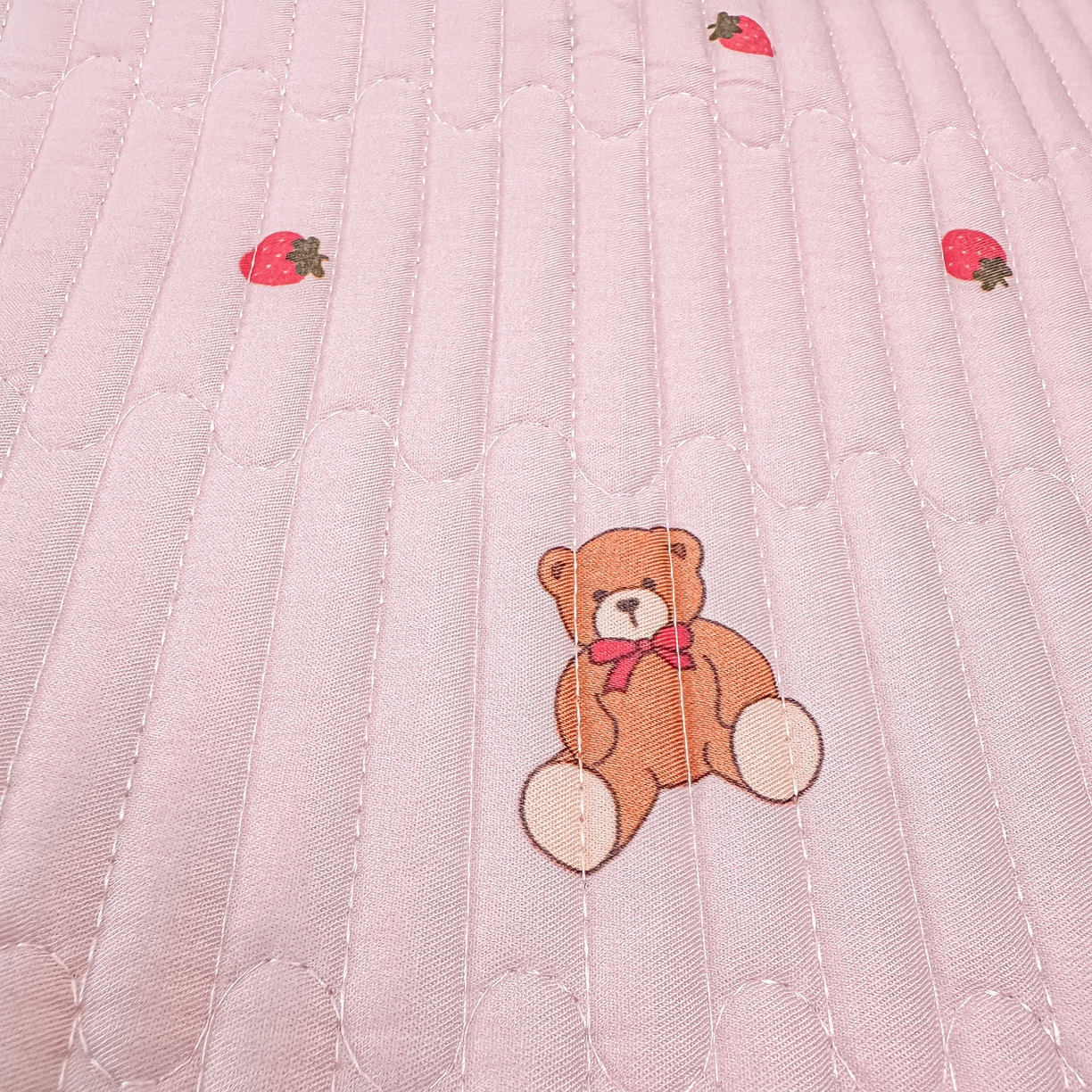 91家纺网 家纺一手货源 找家纺 橘夏家纺 2025新款莱赛尔天丝轻奢风多功能枕套单品枕套枕套单件 草莓小熊-粉