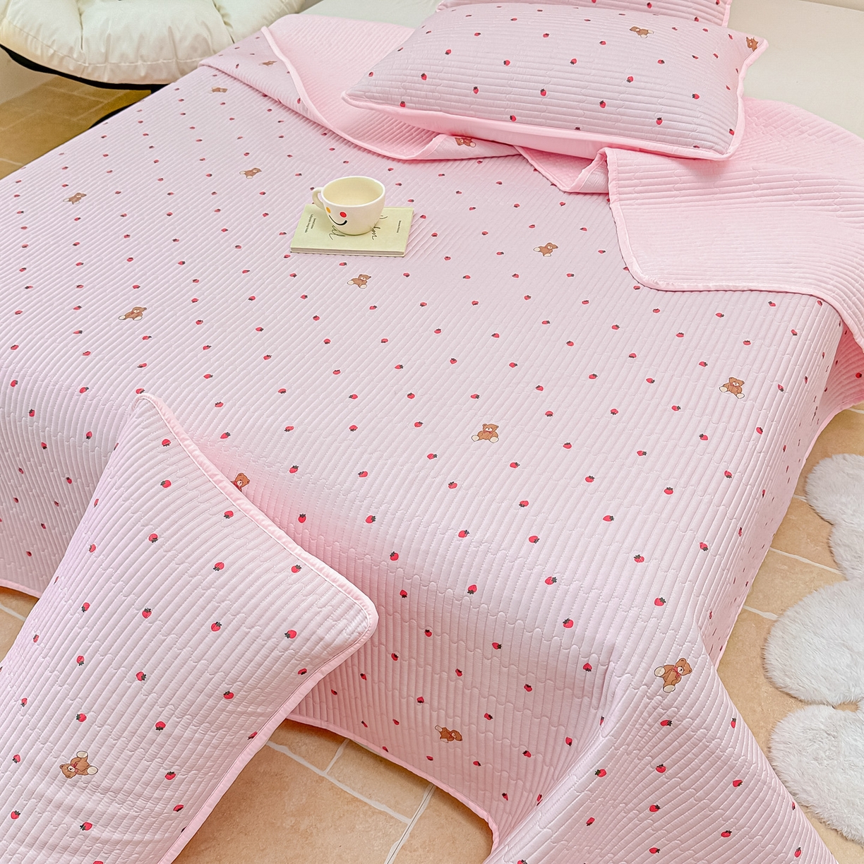 91家纺网 家纺一手货源 找家纺 橘夏家纺 2025新款莱赛尔天丝轻奢风多功能枕套单品枕套枕套单件 草莓小熊-粉