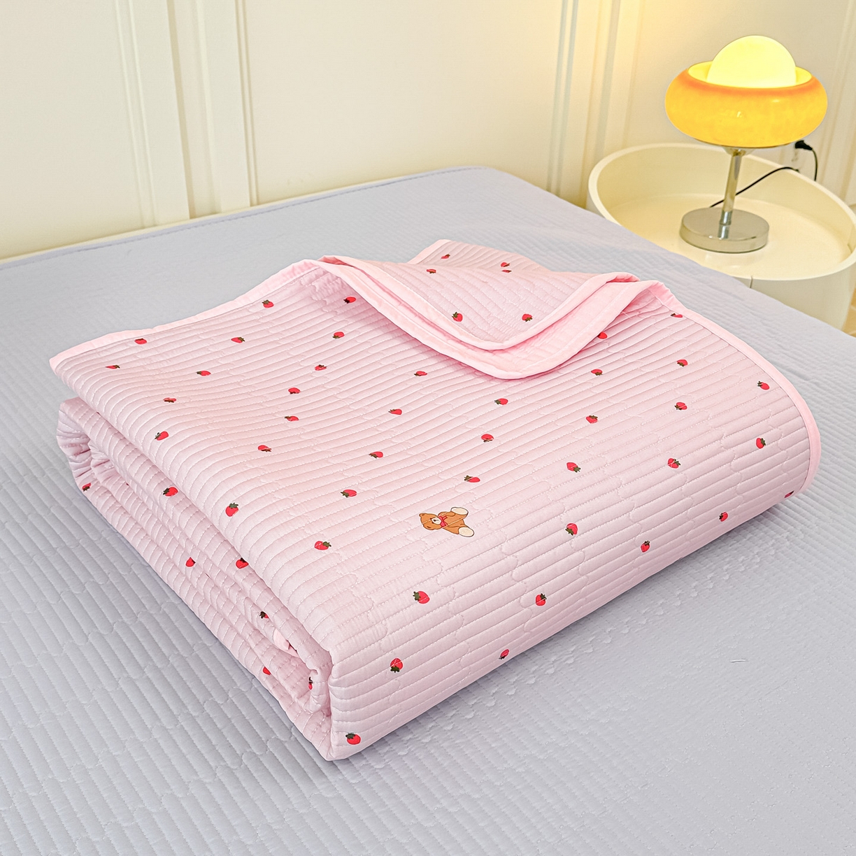 91家纺网 家纺一手货源 找家纺 橘夏家纺 2025新款莱赛尔天丝轻奢风多功能枕套单品枕套枕套单件 草莓小熊-粉