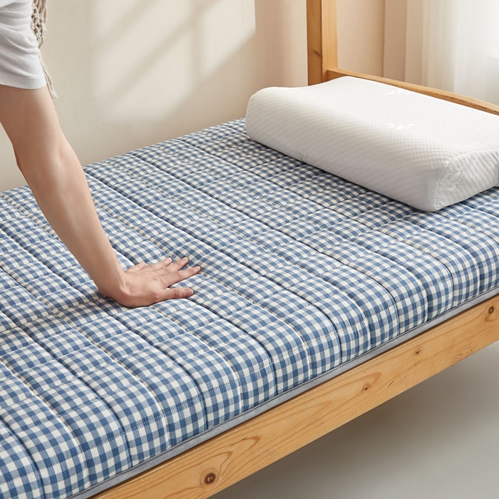 91家纺网 家纺一手货源 找家纺 暖季2025新款A类无印风学生款 棉花床垫 蓝小格