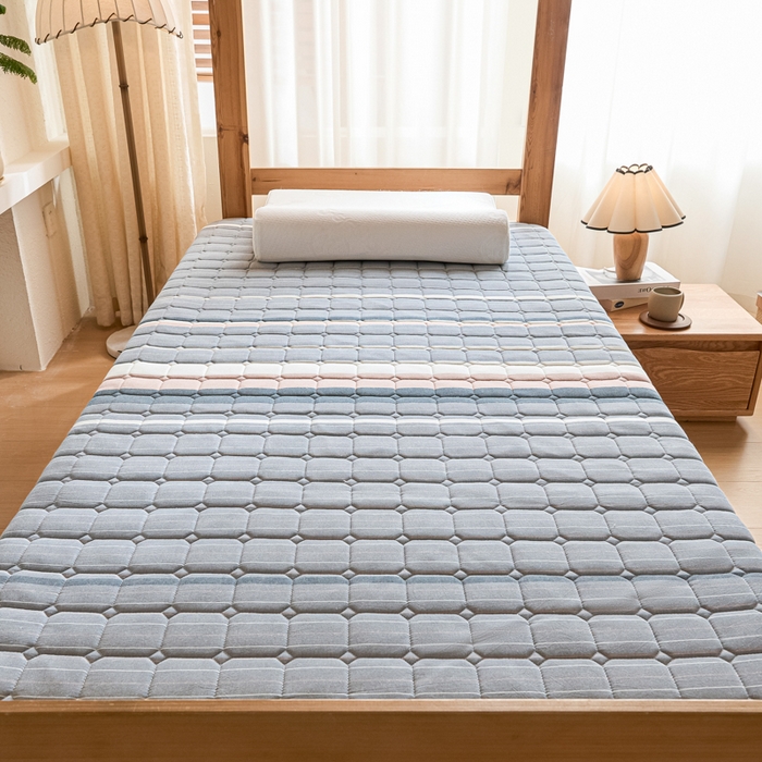 91家纺网 家纺一手货源 找家纺 暖季2025新款A类无印风学生款 棉花床垫马里奥灰