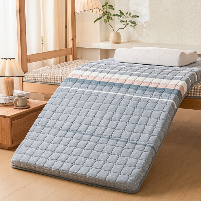 91家纺网 家纺一手货源 找家纺 暖季2025新款A类无印风学生款 棉花床垫马里奥灰