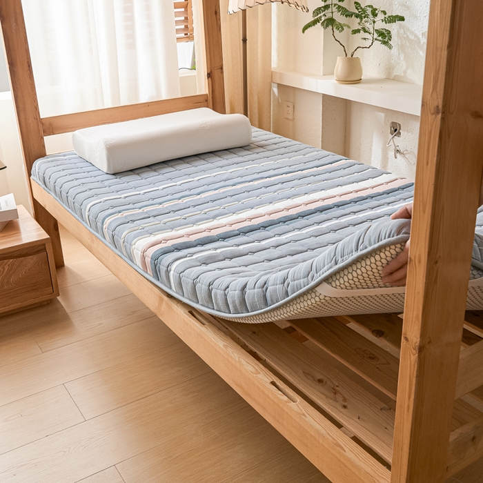 91家纺网 家纺一手货源 找家纺 暖季2025新款A类无印风学生款 棉花床垫马里奥灰