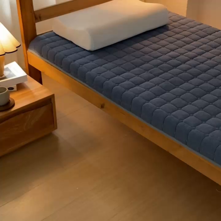 91家纺网 家纺一手货源 找家纺 暖季2025新款A类无印风学生款 棉花床垫 绿小格