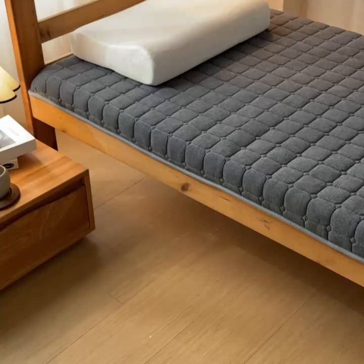 91家纺网 家纺一手货源 找家纺 暖季2025新款A类无印风学生款 棉花床垫 深灰