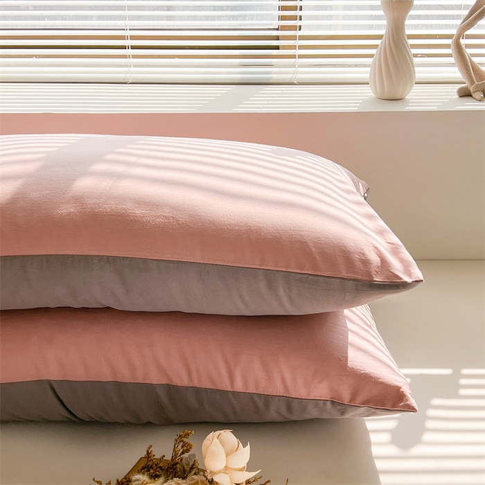 91家纺网 家纺一手货源 找家纺 恋人优选2025新款纯棉色织水洗贴标枕套 豆沙-浅灰