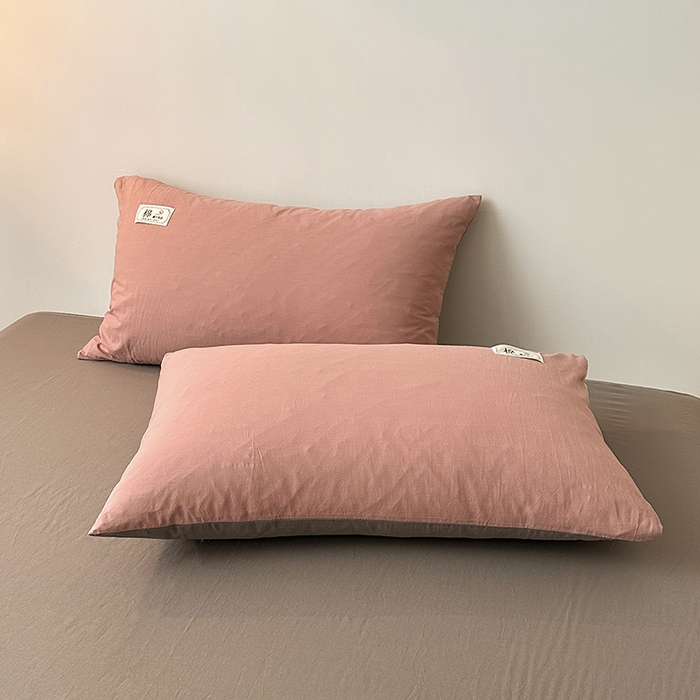 91家纺网 家纺一手货源 找家纺 恋人优选2025新款纯棉色织水洗贴标枕套 豆沙-浅灰
