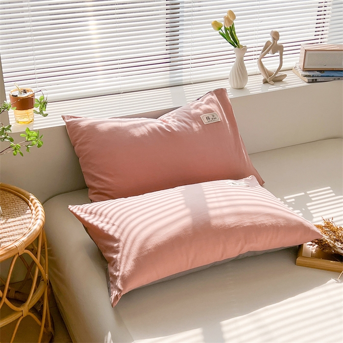 91家纺网 家纺一手货源 找家纺 恋人优选2025新款纯棉色织水洗贴标枕套 豆沙-浅灰