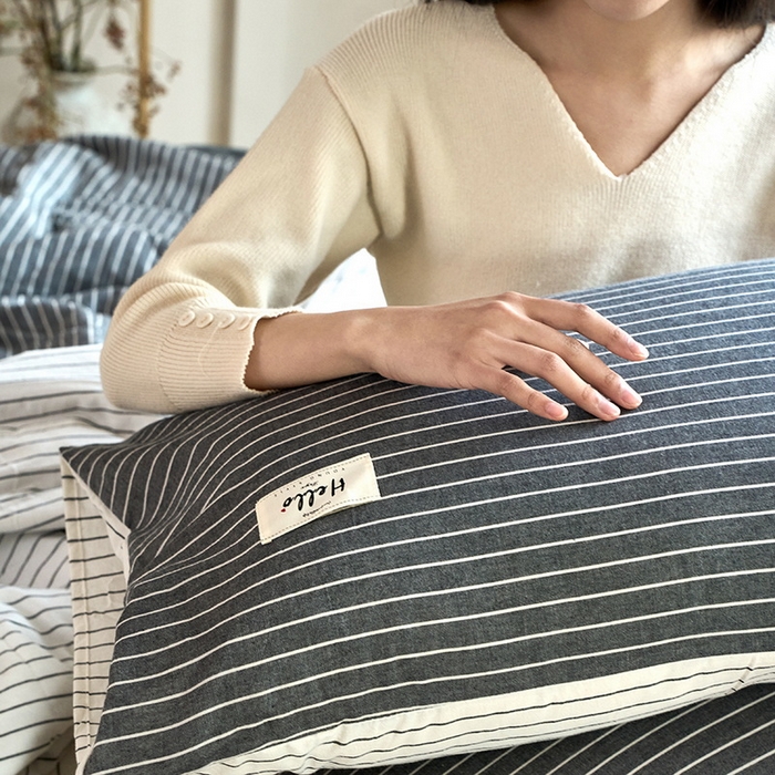 91家纺网 家纺一手货源 找家纺 恋人优选2025新款纯棉色织水洗贴标枕套 灰白细条双拼