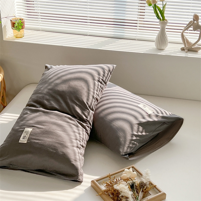 91家纺网 家纺一手货源 找家纺 恋人优选2025新款纯棉色织水洗贴标枕套 深灰-浅灰