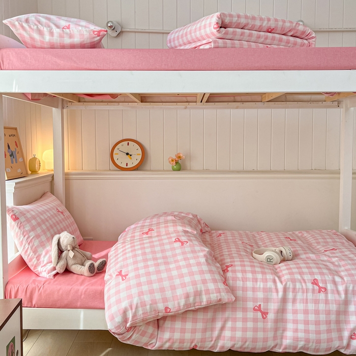 91家纺网 家纺一手货源 找家纺 雅居纺家纺 2025新款全棉纯棉印花系列学生宿舍三四件套上下铺三件套 粉格子蝴蝶结