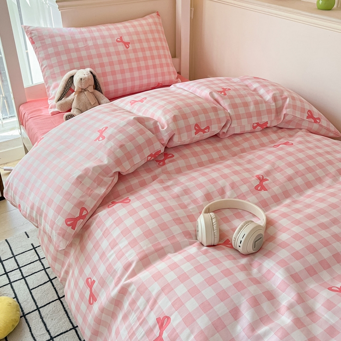 91家纺网 家纺一手货源 找家纺 雅居纺家纺 2025新款全棉纯棉印花系列学生宿舍三四件套上下铺三件套 粉格子蝴蝶结