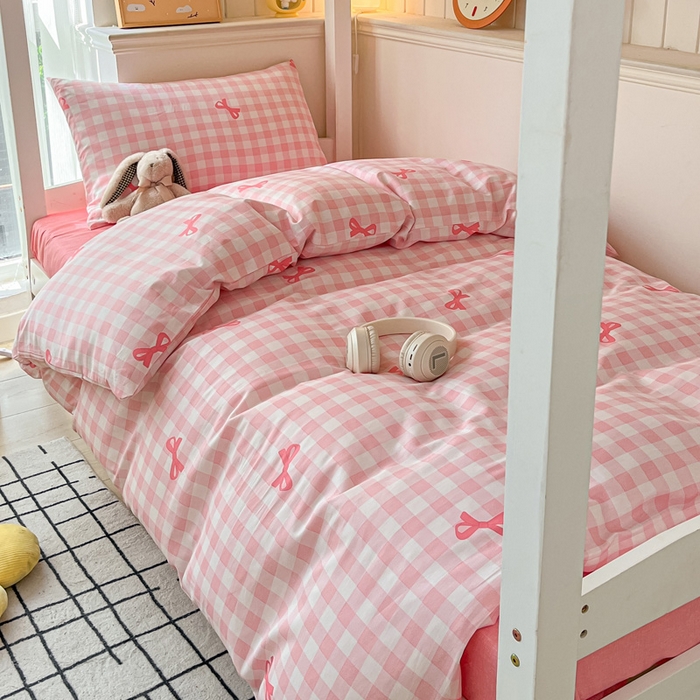 91家纺网 家纺一手货源 找家纺 雅居纺家纺 2025新款全棉纯棉印花系列学生宿舍三四件套上下铺三件套 粉格子蝴蝶结