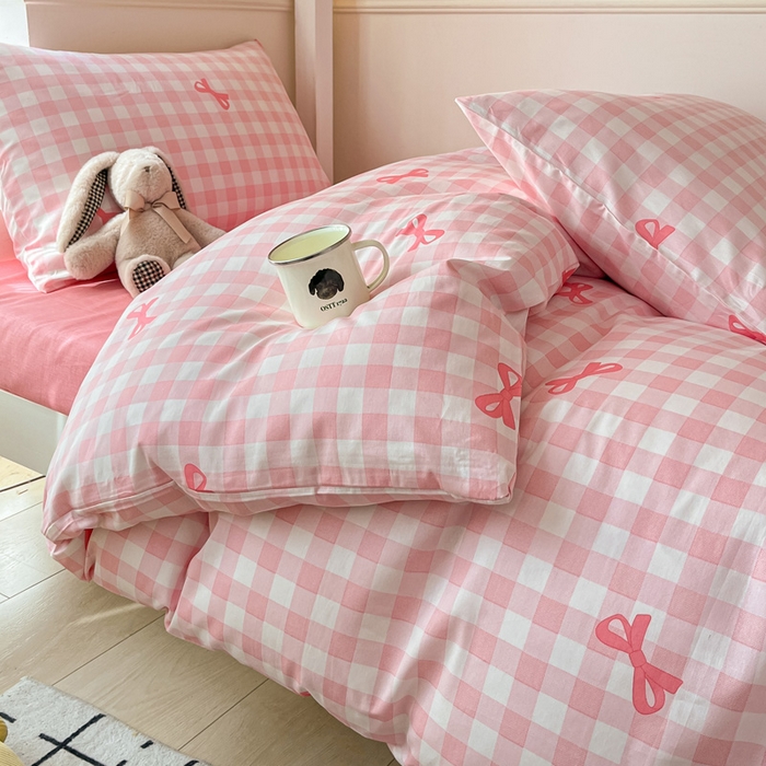 91家纺网 家纺一手货源 找家纺 雅居纺家纺 2025新款全棉纯棉印花系列学生宿舍三四件套上下铺三件套 粉格子蝴蝶结