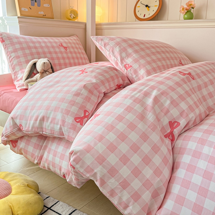 91家纺网 家纺一手货源 找家纺 雅居纺家纺 2025新款全棉纯棉印花系列学生宿舍三四件套上下铺三件套 粉格子蝴蝶结