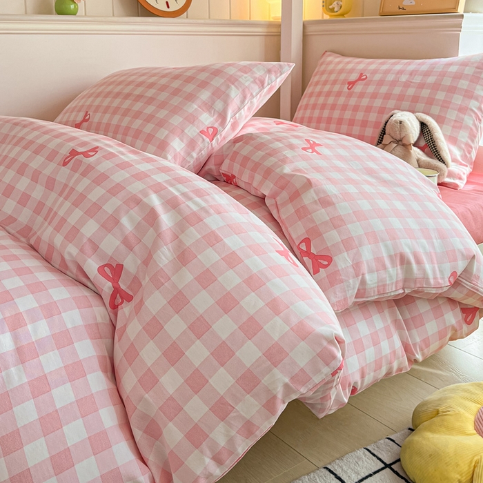 91家纺网 家纺一手货源 找家纺 雅居纺家纺 2025新款全棉纯棉印花系列学生宿舍三四件套上下铺三件套 粉格子蝴蝶结