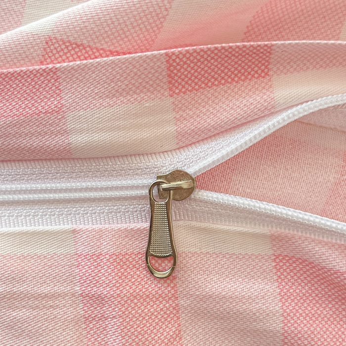 91家纺网 家纺一手货源 找家纺 雅居纺家纺 2025新款全棉纯棉印花系列学生宿舍三四件套上下铺三件套 粉格子蝴蝶结