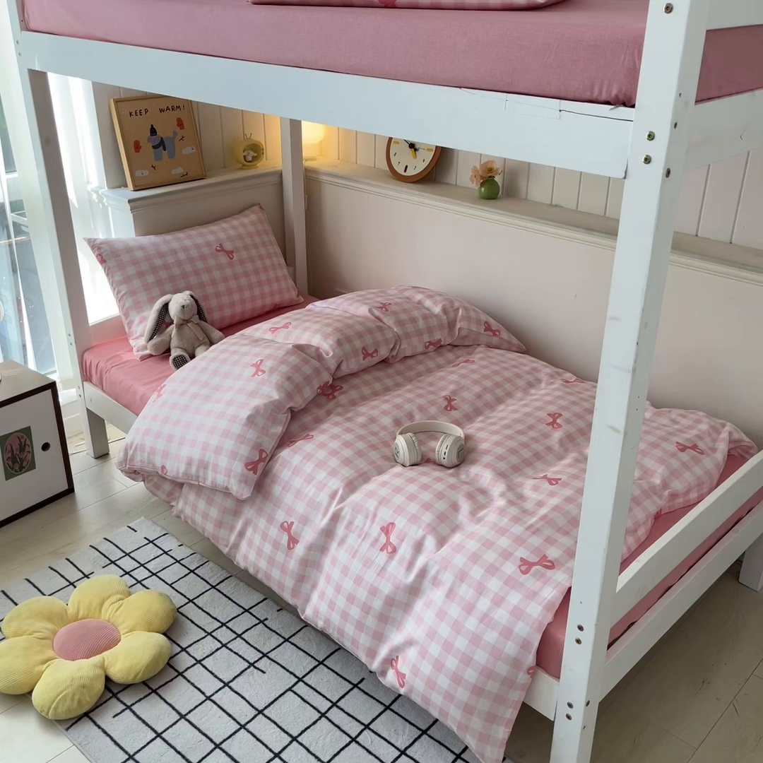 91家纺网 家纺一手货源 找家纺 雅居纺家纺 2025新款全棉纯棉印花系列学生宿舍三四件套上下铺三件套 粉格子蝴蝶结