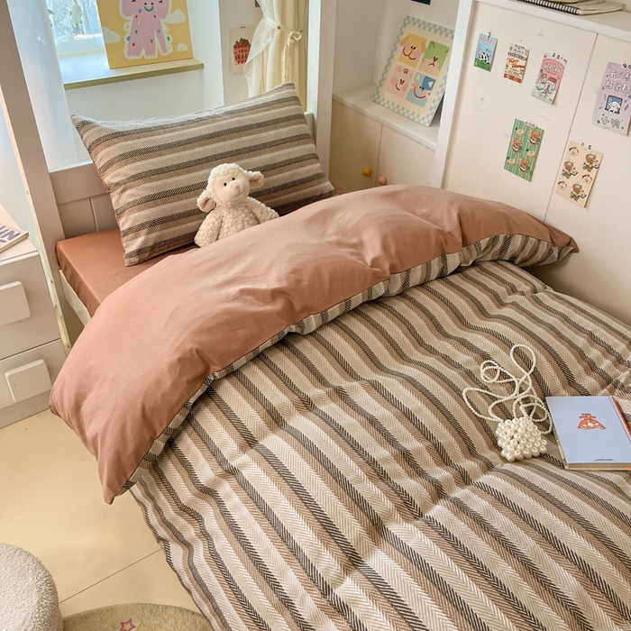 91家纺网 家纺一手货源 找家纺 雅居纺家纺 2025新款全棉纯棉印花系列学生宿舍三四件套上下铺三件套 复古咖条