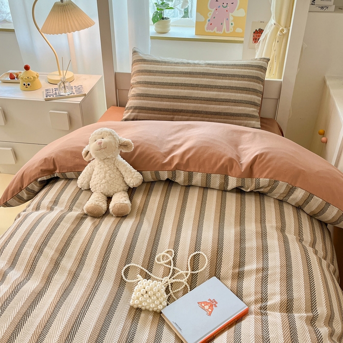 91家纺网 家纺一手货源 找家纺 雅居纺家纺 2025新款全棉纯棉印花系列学生宿舍三四件套上下铺三件套 复古咖条