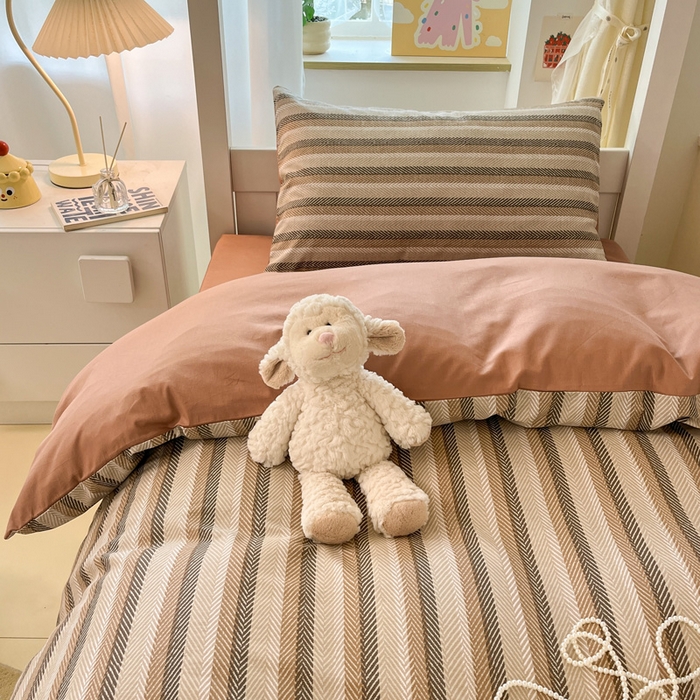 91家纺网 家纺一手货源 找家纺 雅居纺家纺 2025新款全棉纯棉印花系列学生宿舍三四件套上下铺三件套 复古咖条