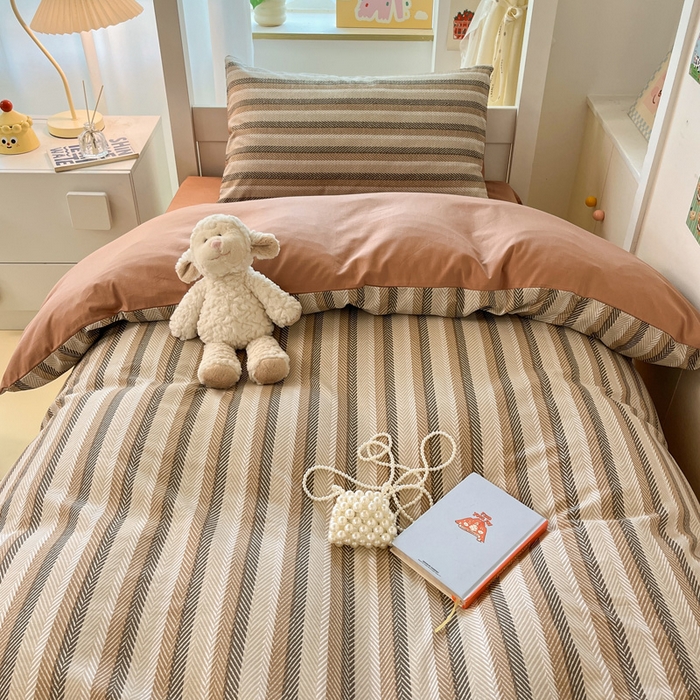 91家纺网 家纺一手货源 找家纺 雅居纺家纺 2025新款全棉纯棉印花系列学生宿舍三四件套上下铺三件套 复古咖条