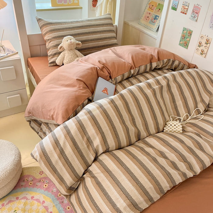 91家纺网 家纺一手货源 找家纺 雅居纺家纺 2025新款全棉纯棉印花系列学生宿舍三四件套上下铺三件套 复古咖条