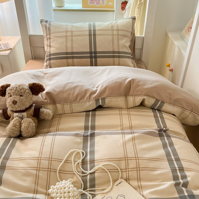 91家纺网 家纺一手货源 找家纺 雅居纺家纺 2025新款全棉纯棉印花系列学生宿舍三四件套上下铺三件套 复古卡其格