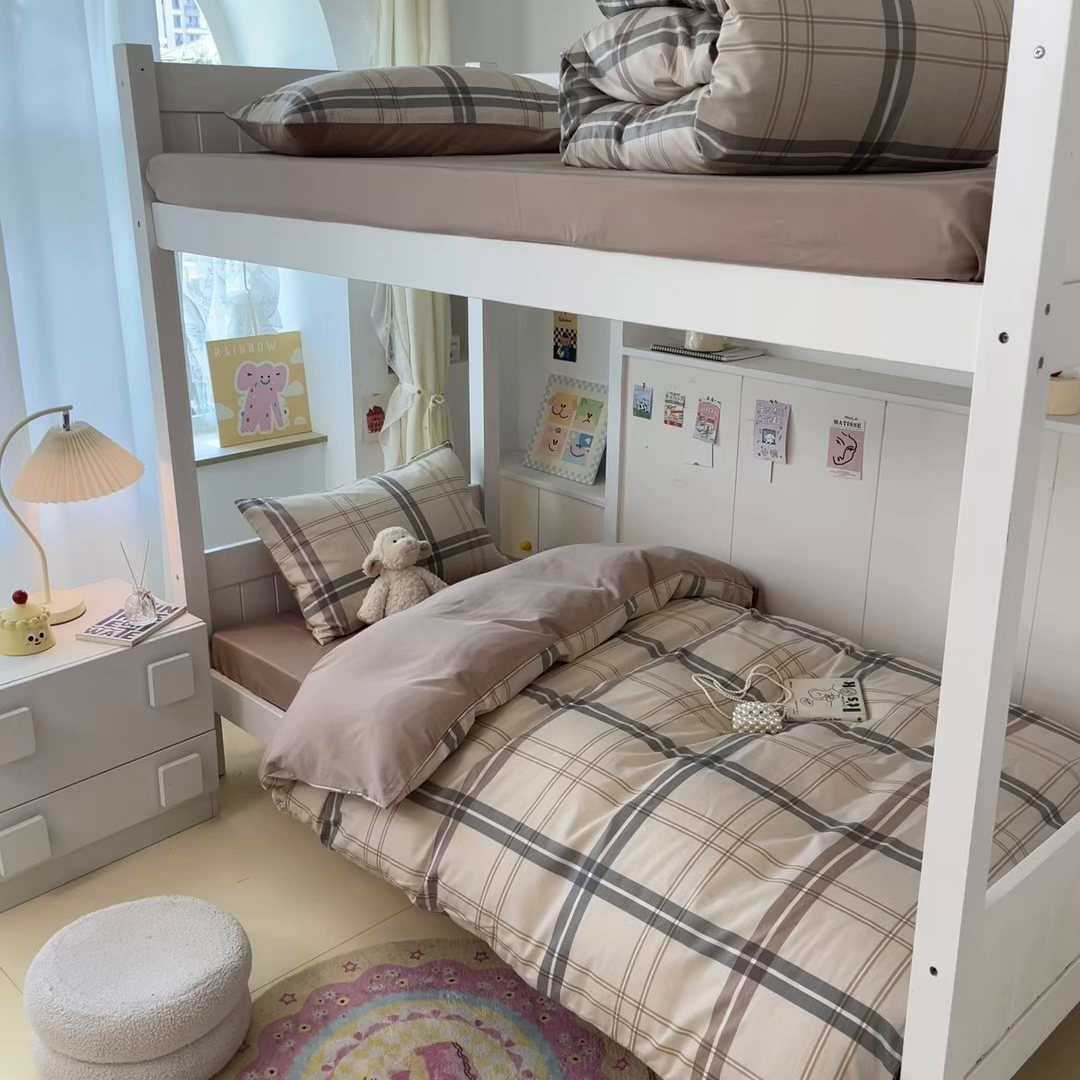 91家纺网 家纺一手货源 找家纺 雅居纺家纺 2025新款全棉纯棉印花系列学生宿舍三四件套上下铺三件套 复古卡其格