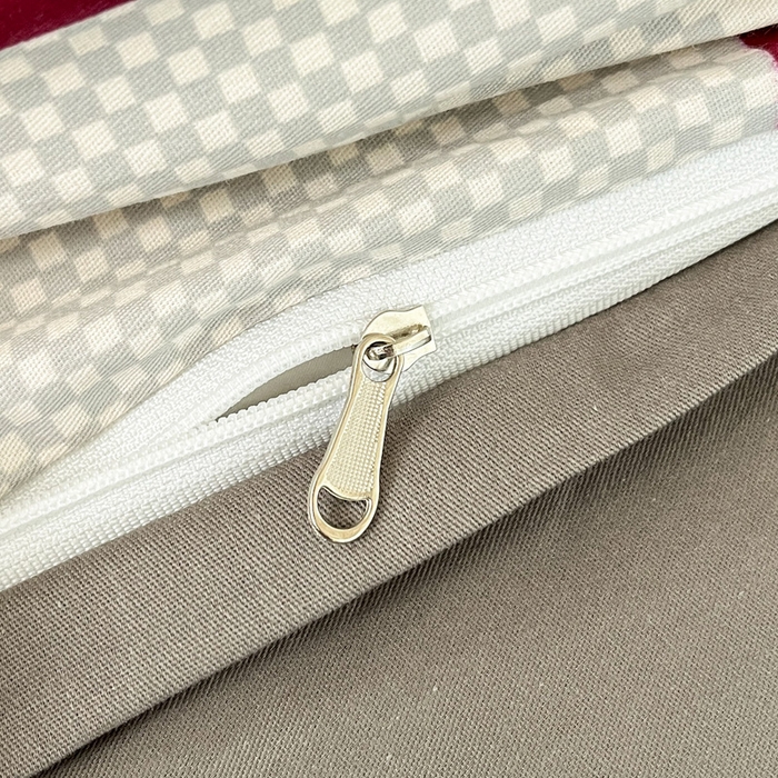 91家纺网 家纺一手货源 找家纺 雅居纺家纺 2025新款全棉纯棉印花系列学生宿舍三四件套上下铺三件套 红灰格