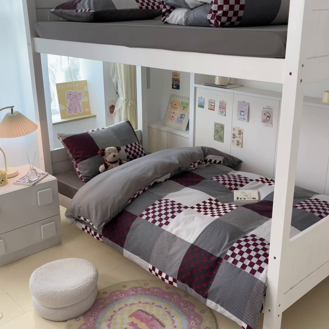 91家纺网 家纺一手货源 找家纺 雅居纺家纺 2025新款全棉纯棉印花系列学生宿舍三四件套上下铺三件套 红灰格