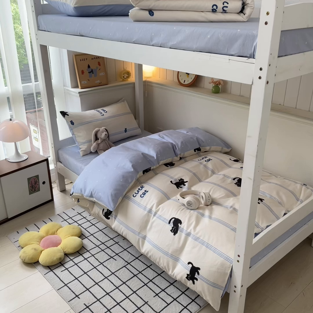 91家纺网 家纺一手货源 找家纺 雅居纺家纺 2025新款全棉纯棉印花系列学生宿舍三四件套上下铺三件套 可爱小猫