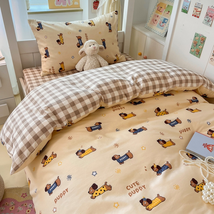 91家纺网 家纺一手货源 找家纺 雅居纺家纺 2025新款全棉纯棉印花系列学生宿舍三四件套上下铺三件套 腊肠狗队长