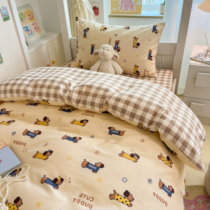 91家纺网 家纺一手货源 找家纺 雅居纺家纺 2025新款全棉纯棉印花系列学生宿舍三四件套上下铺三件套 腊肠狗队长