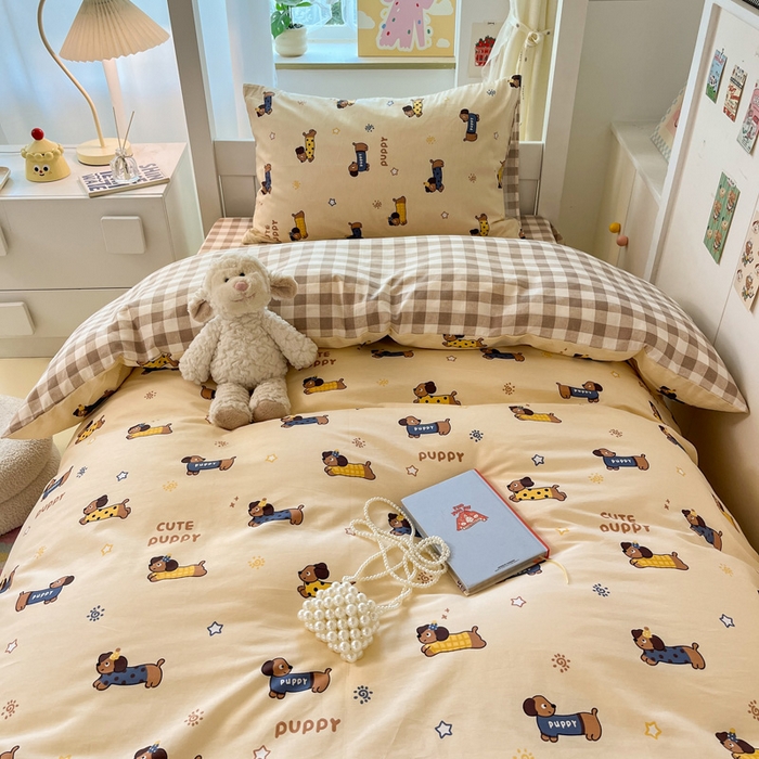 91家纺网 家纺一手货源 找家纺 雅居纺家纺 2025新款全棉纯棉印花系列学生宿舍三四件套上下铺三件套 腊肠狗队长