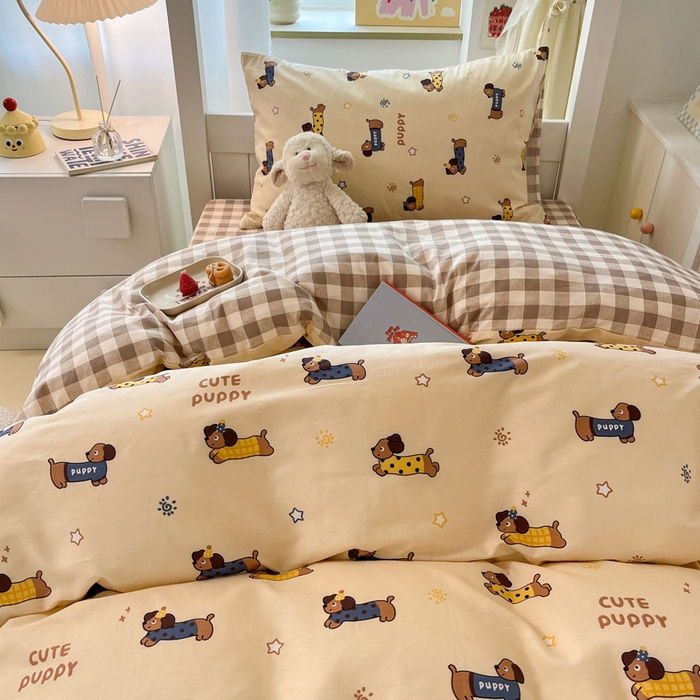 91家纺网 家纺一手货源 找家纺 雅居纺家纺 2025新款全棉纯棉印花系列学生宿舍三四件套上下铺三件套 腊肠狗队长