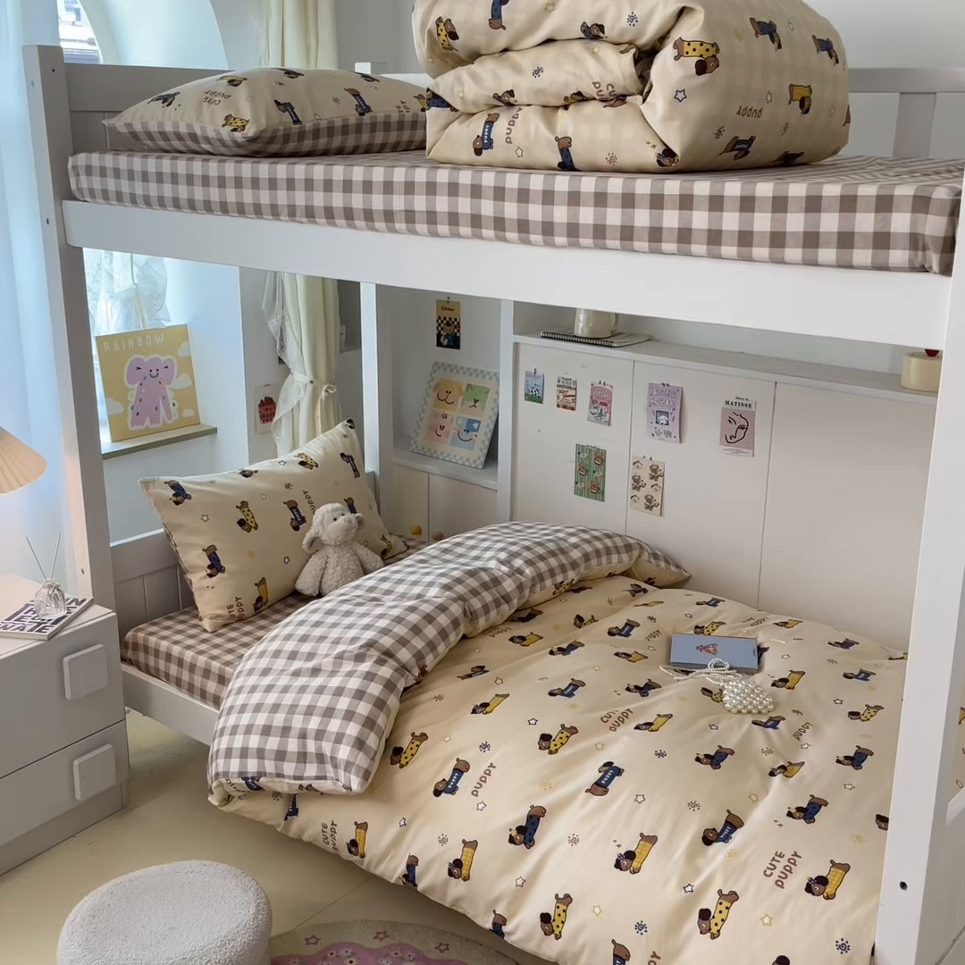 91家纺网 家纺一手货源 找家纺 雅居纺家纺 2025新款全棉纯棉印花系列学生宿舍三四件套上下铺三件套 腊肠狗队长