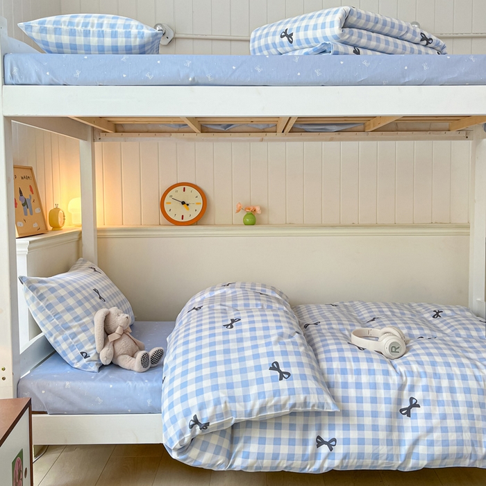 91家纺网 家纺一手货源 找家纺 雅居纺家纺 2025新款全棉纯棉印花系列学生宿舍三四件套上下铺三件套 蓝格子蝴蝶结