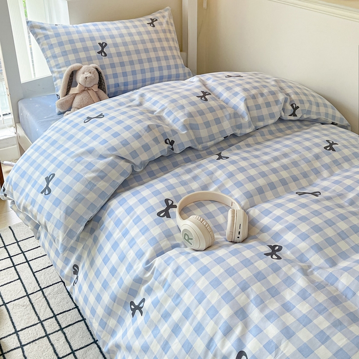 91家纺网 家纺一手货源 找家纺 雅居纺家纺 2025新款全棉纯棉印花系列学生宿舍三四件套上下铺三件套 蓝格子蝴蝶结