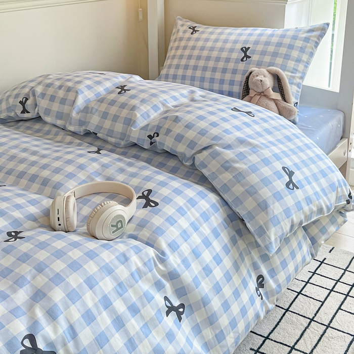 91家纺网 家纺一手货源 找家纺 雅居纺家纺 2025新款全棉纯棉印花系列学生宿舍三四件套上下铺三件套 蓝格子蝴蝶结