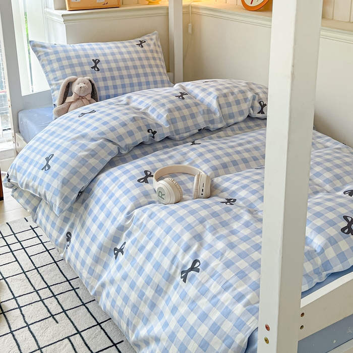91家纺网 家纺一手货源 找家纺 雅居纺家纺 2025新款全棉纯棉印花系列学生宿舍三四件套上下铺三件套 蓝格子蝴蝶结