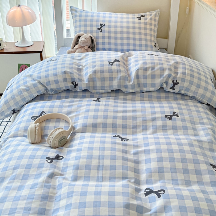 91家纺网 家纺一手货源 找家纺 雅居纺家纺 2025新款全棉纯棉印花系列学生宿舍三四件套上下铺三件套 蓝格子蝴蝶结