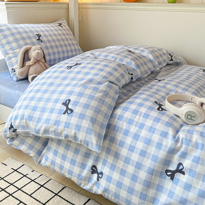 91家纺网 家纺一手货源 找家纺 雅居纺家纺 2025新款全棉纯棉印花系列学生宿舍三四件套上下铺三件套 蓝格子蝴蝶结
