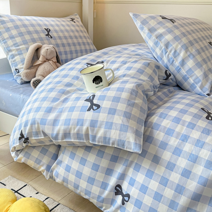 91家纺网 家纺一手货源 找家纺 雅居纺家纺 2025新款全棉纯棉印花系列学生宿舍三四件套上下铺三件套 蓝格子蝴蝶结