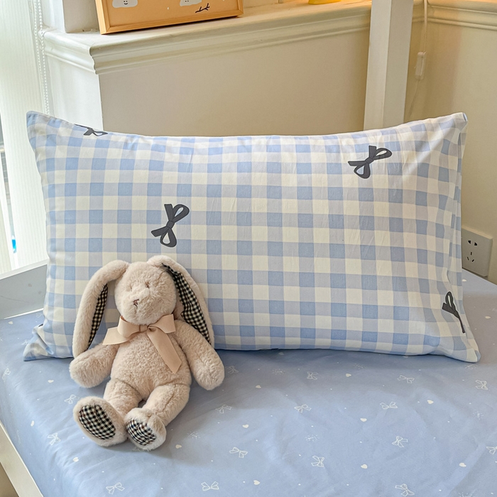 91家纺网 家纺一手货源 找家纺 雅居纺家纺 2025新款全棉纯棉印花系列学生宿舍三四件套上下铺三件套 蓝格子蝴蝶结