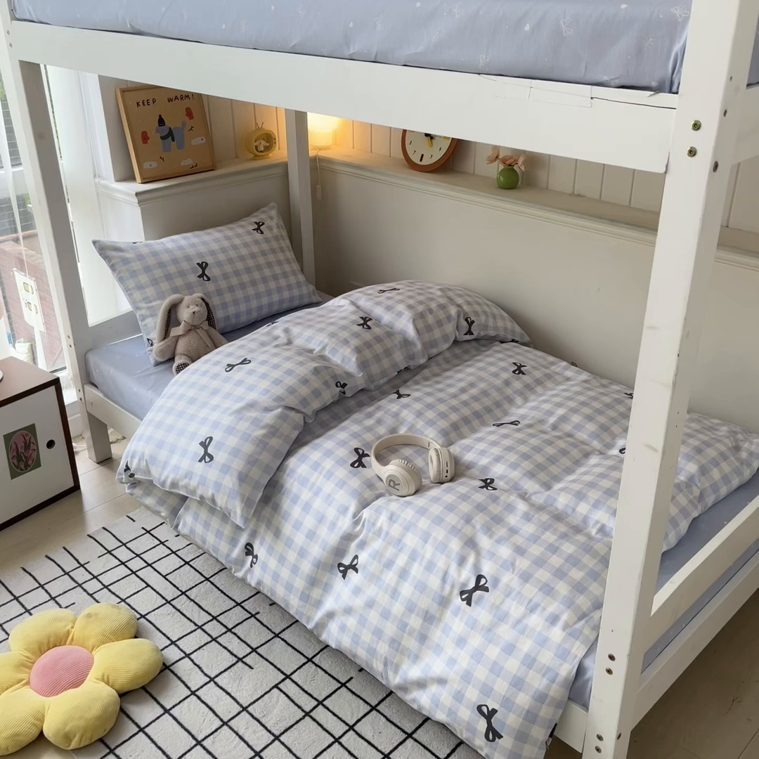 91家纺网 家纺一手货源 找家纺 雅居纺家纺 2025新款全棉纯棉印花系列学生宿舍三四件套上下铺三件套 蓝格子蝴蝶结