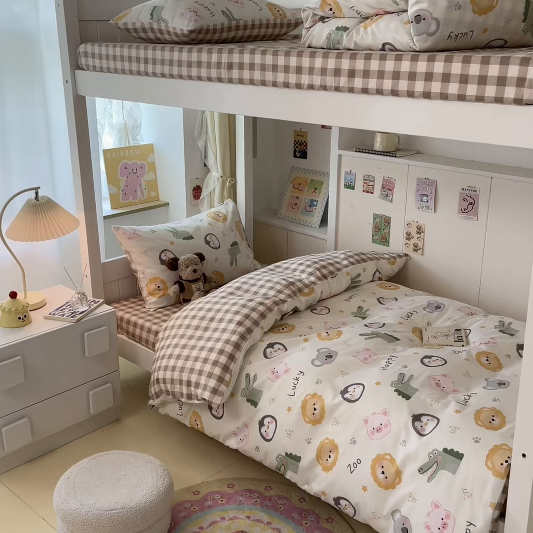 91家纺网 家纺一手货源 找家纺 雅居纺家纺 2025新款全棉纯棉印花系列学生宿舍三四件套上下铺三件套 乐园